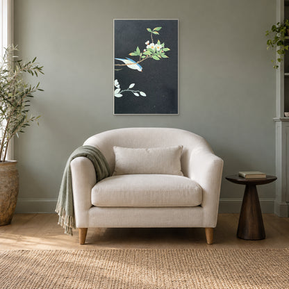 Tableau d’oiseau et de fleurs, cadre blanc au-dessus d’un fauteuil ivoire sur un mur vert doux