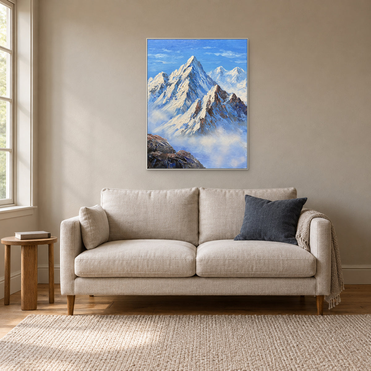 Tableau de montagne vertical, cadre blanc au-dessus d’un canapé crème dans un coin lecture