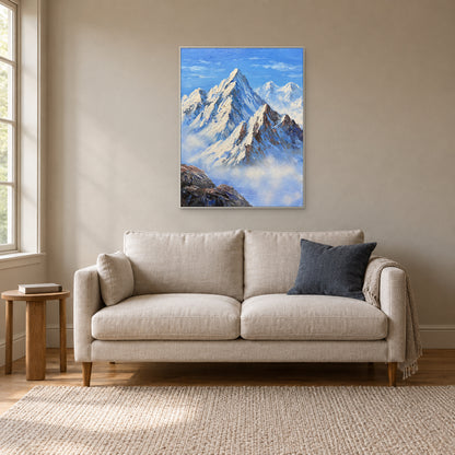 Tableau de montagne vertical, cadre blanc au-dessus d’un canapé crème dans un coin lecture