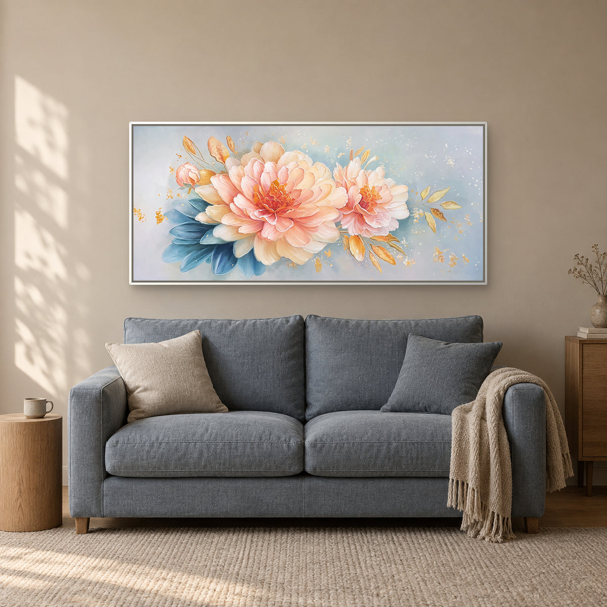Tableau de pivoines dans un cadre flottant blanc, centré au-dessus d’un petit canapé bleu-gris aux coussins crème dans un coin lecture lumineux