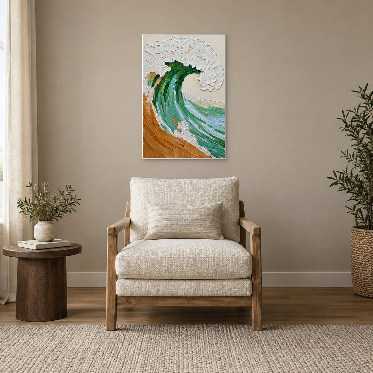 Vague verte et ocre dans un cadre blanc au-dessus d’un fauteuil en lin, près d’une fenêtre lumineuse