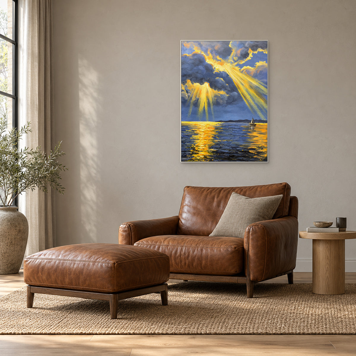 Tableau vertical de rayons lumineux dans un cadre blanc, au-dessus d’un fauteuil en cuir brun près d’une fenêtre.