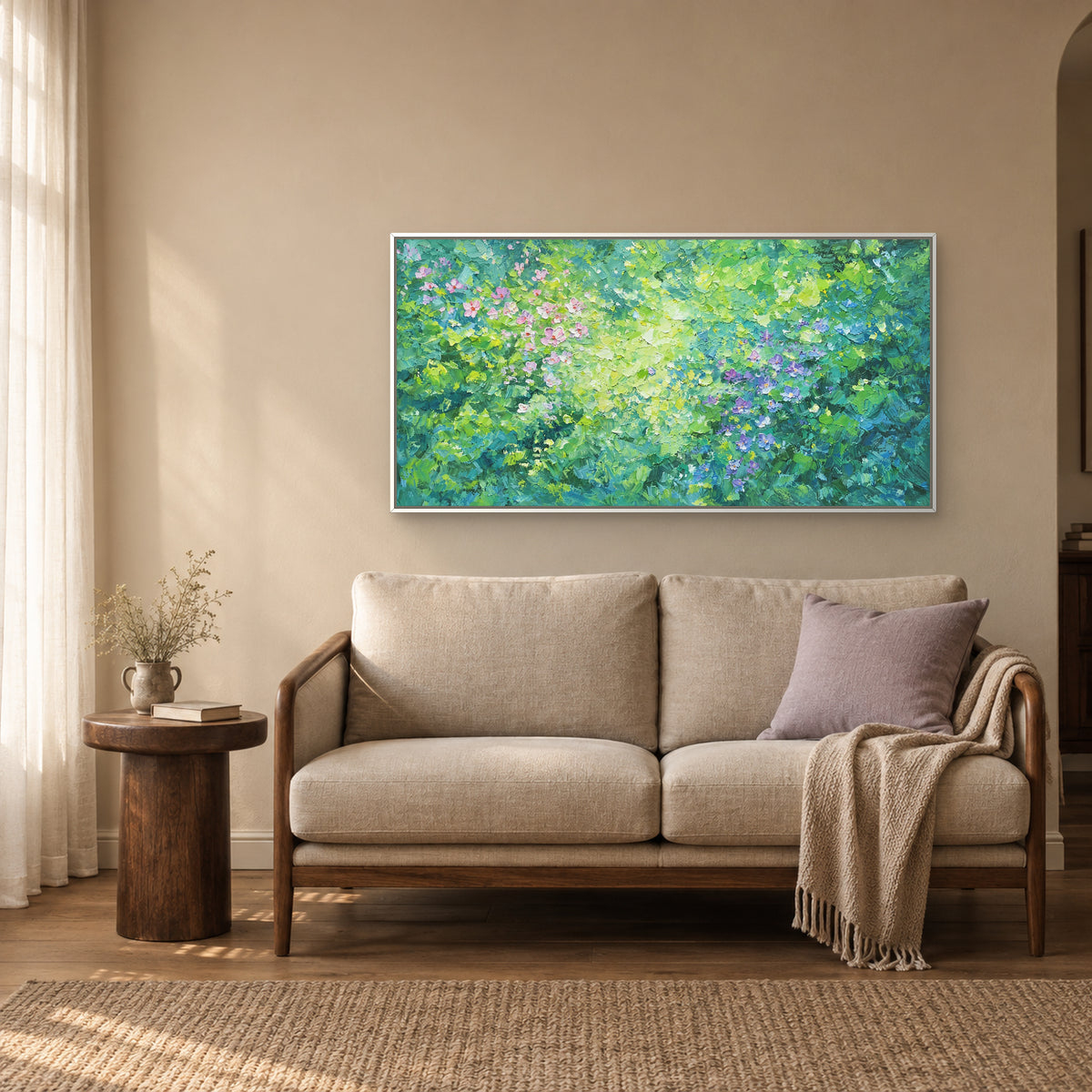 Floraison verte dans un cadre flottant blanc, au-dessus d’un petit canapé beige à accoudoirs en bois, avec coussin lilas et table ronde