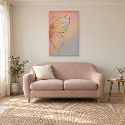 Papillon pastel texturé dans un cadre flottant blanc au-dessus d’un canapé rose poudré