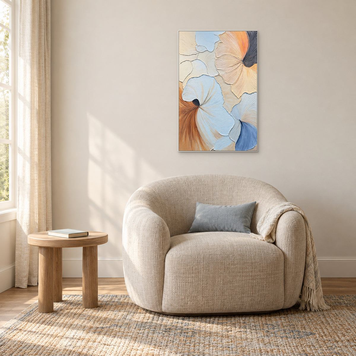 Abstrait bleu pâle et crème dans un cadre blanc au-dessus d’un fauteuil crème arrondi près d’une fenêtre