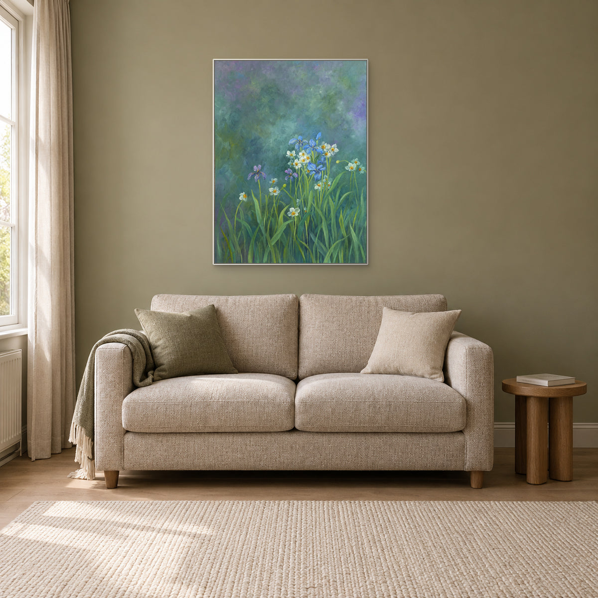 Tableau vertical d’iris dans un cadre flottant blanc, au-dessus d’un canapé deux places sur un mur olive doux