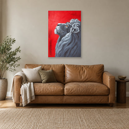 Portrait vertical de lion sur fond rouge dans un cadre blanc, au-dessus d’un canapé en cuir camel