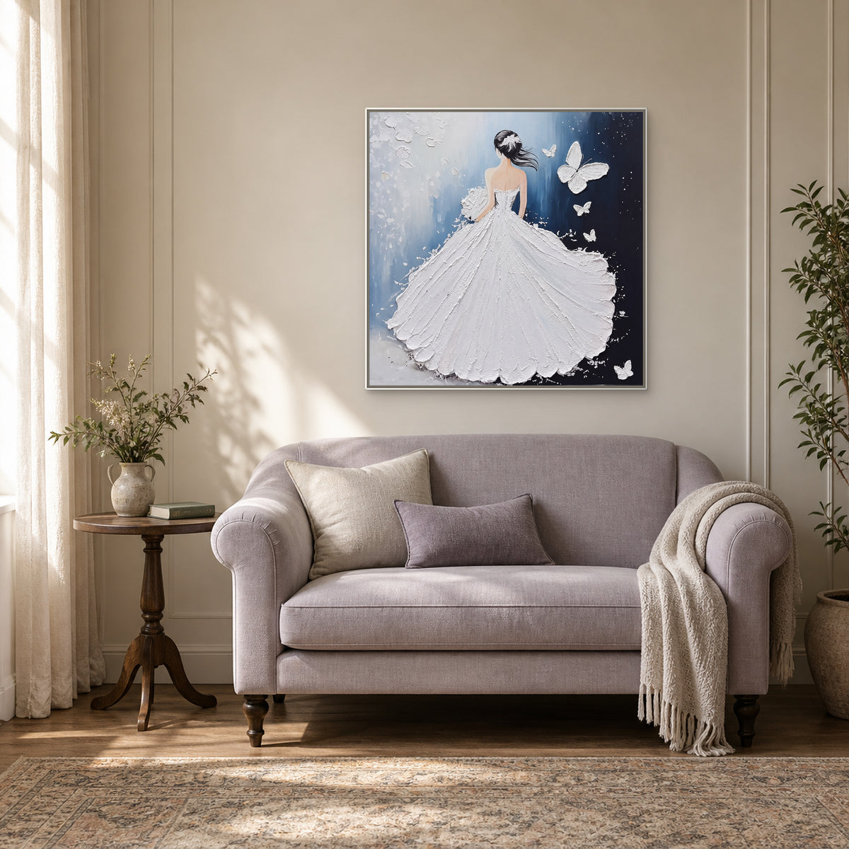 Tableau femme et papillons dans un cadre blanc fin, au-dessus d’une banquette courbe dans un coin lecture doucement éclairé