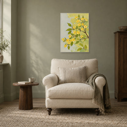 Fleurs jaunes dans un cadre blanc, sur un mur vert doux au-dessus d’un fauteuil de lecture crème