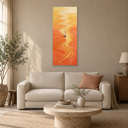 Mer orange et reflet doré dans un cadre argenté, au-dessus d'un canapé crème avec un coussin corail doux