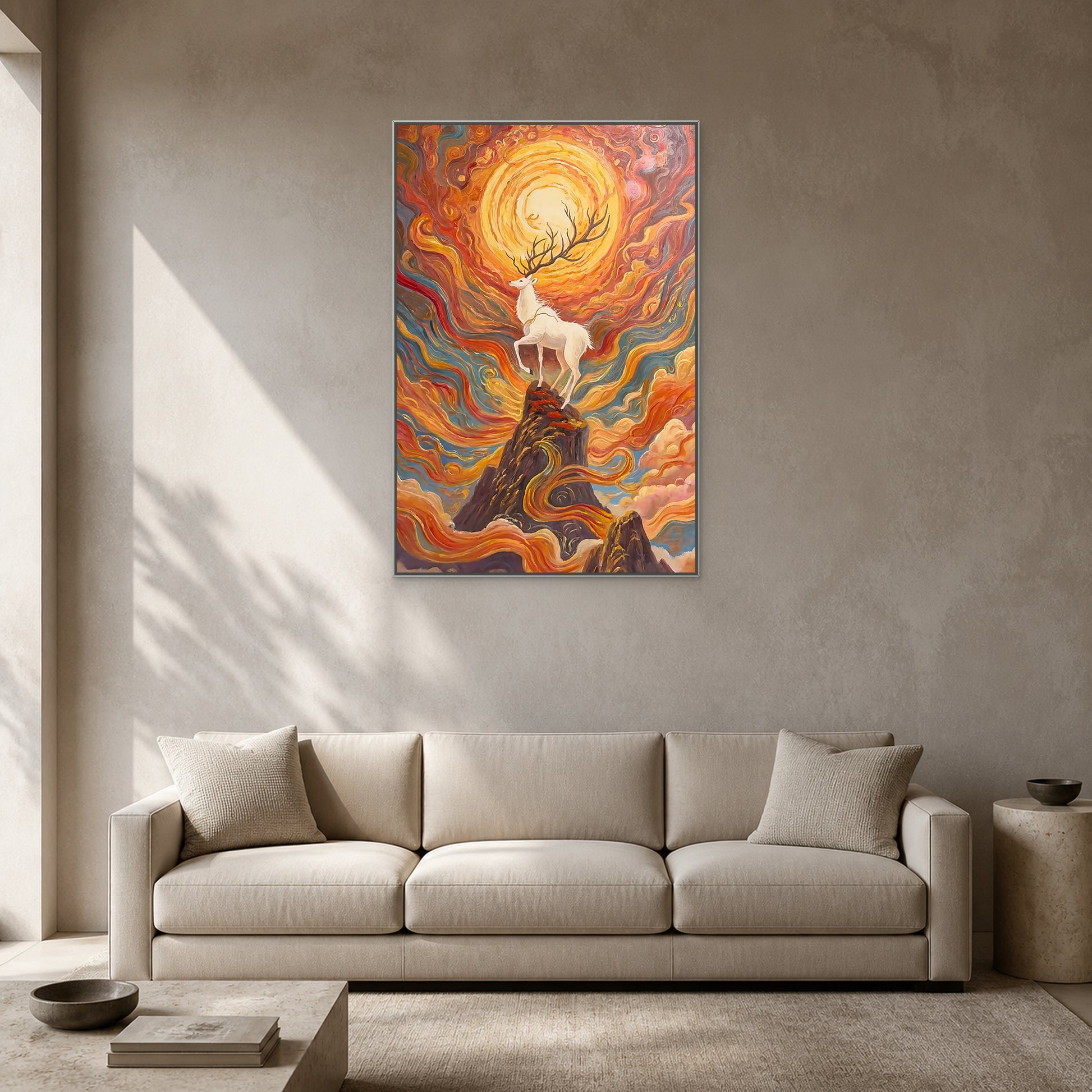 Tableau vertical du cerf et de la montagne dans une fine caisse américaine argentée, centré au-dessus d’un canapé clair