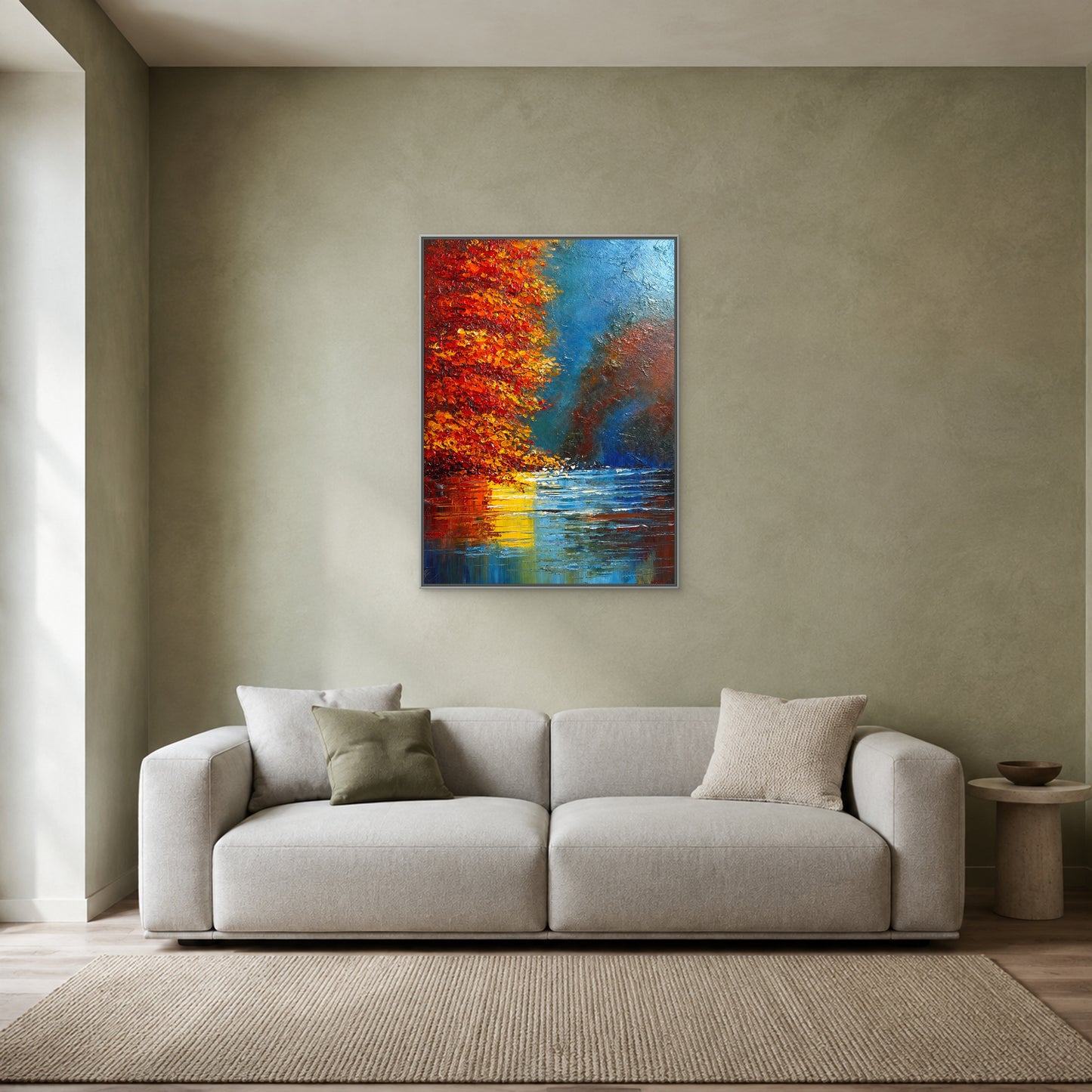 Paysage vertical d’automne dans une fine caisse américaine argentée centrée au-dessus d’un canapé gris clair