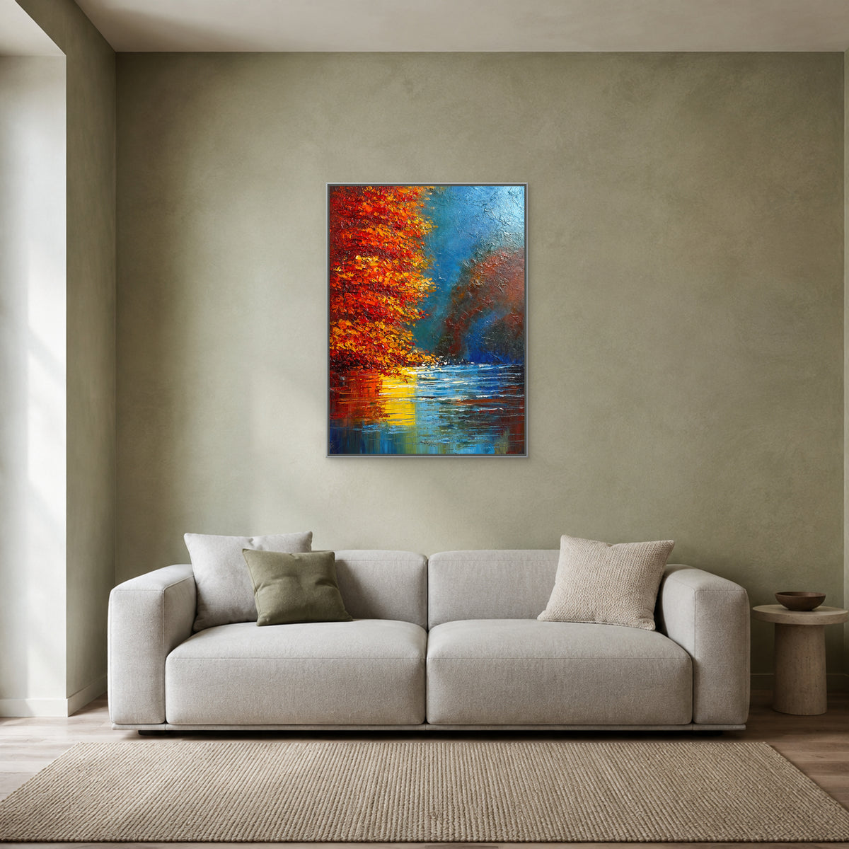 Paysage vertical d’automne dans une fine caisse américaine argentée centrée au-dessus d’un canapé gris clair