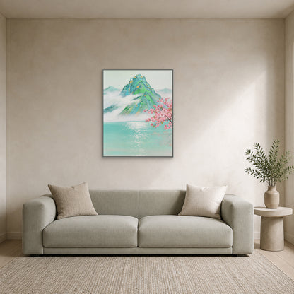 Tableau vertical de montagne jade dans une fine caisse américaine argentée au-dessus d’un canapé clair