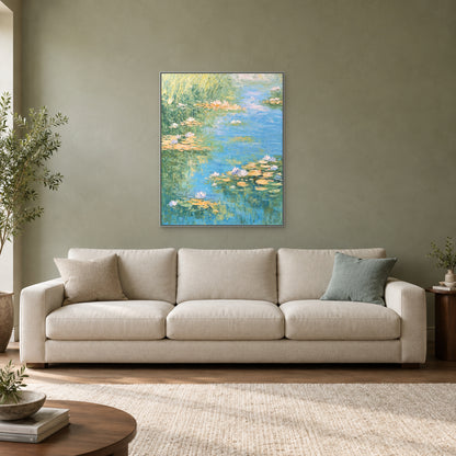 Tableau vertical de bassin bleu-vert dans une caisse américaine aspect argent au-dessus d’un canapé crème sur un mur sauge