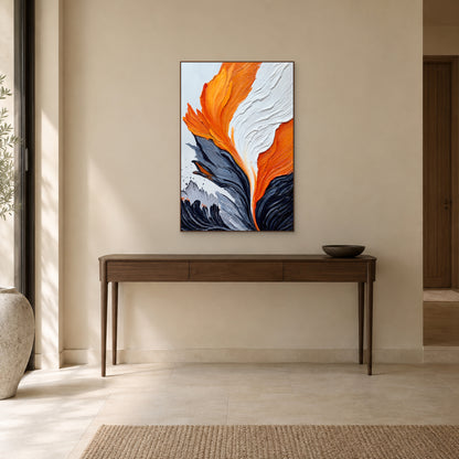 Tableau abstrait orange dans un cadre flottant ton noyer, au-dessus d’une console d’entrée en bois