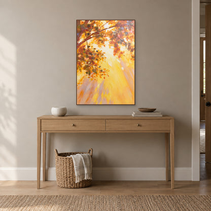 Tableau vertical d’arbre ambré dans un cadre aspect bois foncé, centré au-dessus d’une console claire dans une entrée.