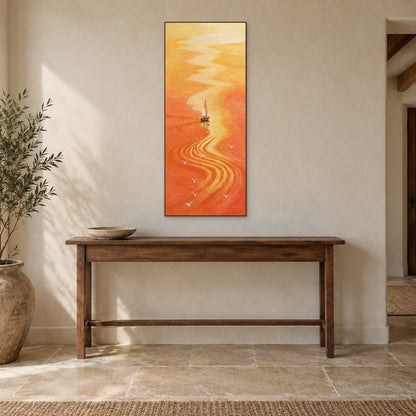 Tableau de voilier en hauteur dans un cadre ton noyer, au-dessus d'une console en bois avec une coupe basse