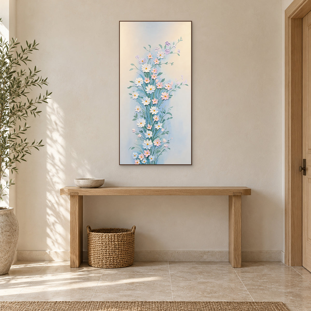 Floraison élancée dans un cadre ton noyer au-dessus d’une console d’entrée en bois