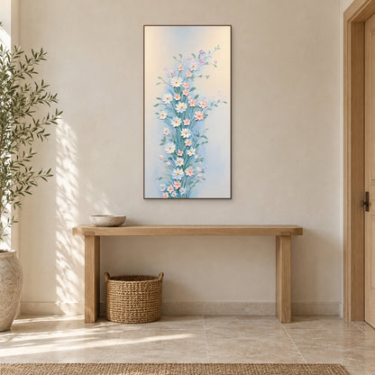 Floraison élancée dans un cadre ton noyer au-dessus d’une console d’entrée en bois