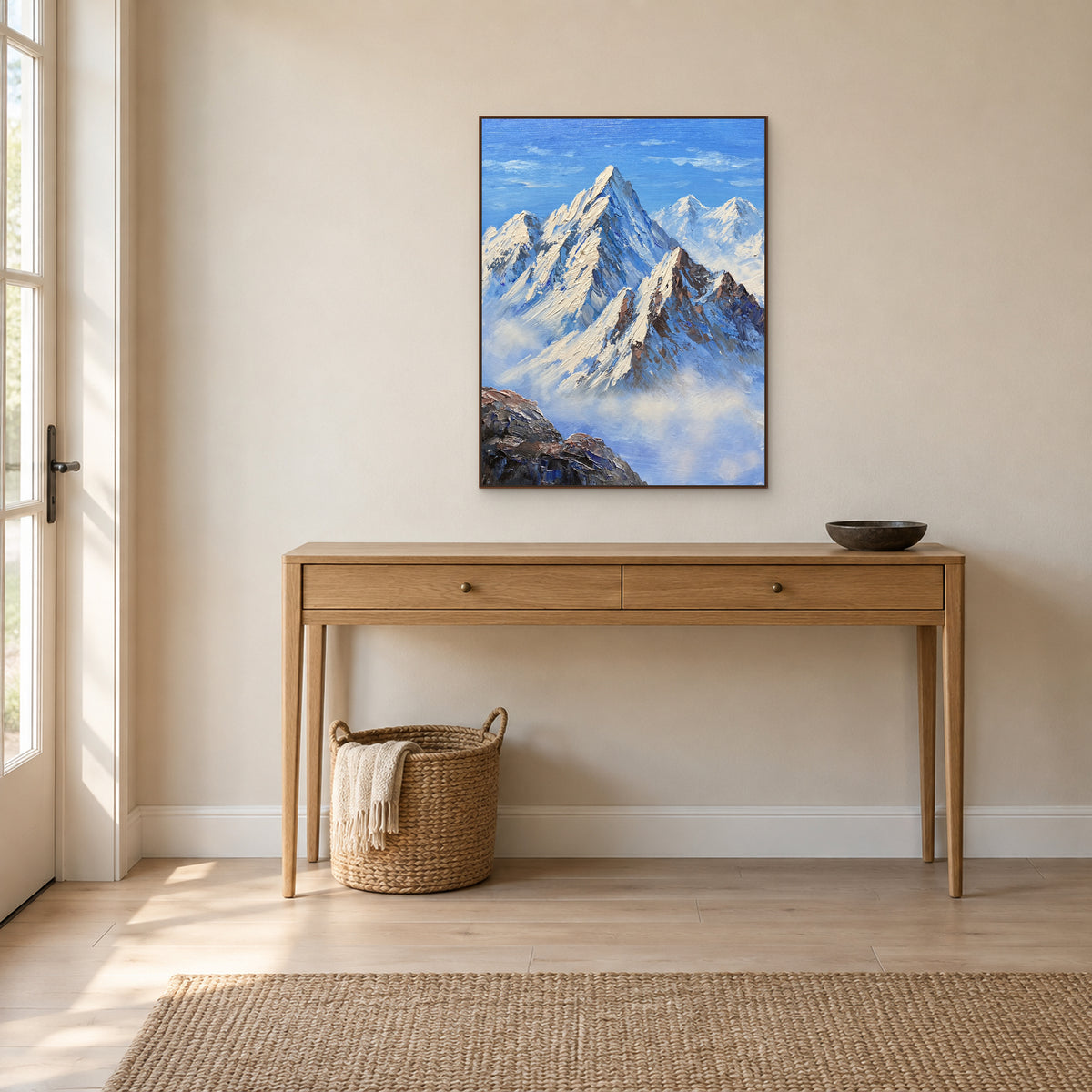 Montagnes bleues dans un cadre couleur bois foncé au-dessus d’une console en chêne