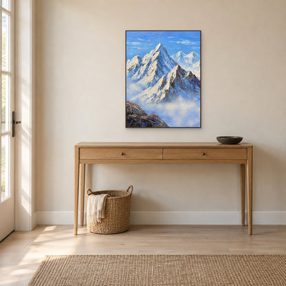Montagnes bleues dans un cadre couleur bois foncé au-dessus d’une console en chêne