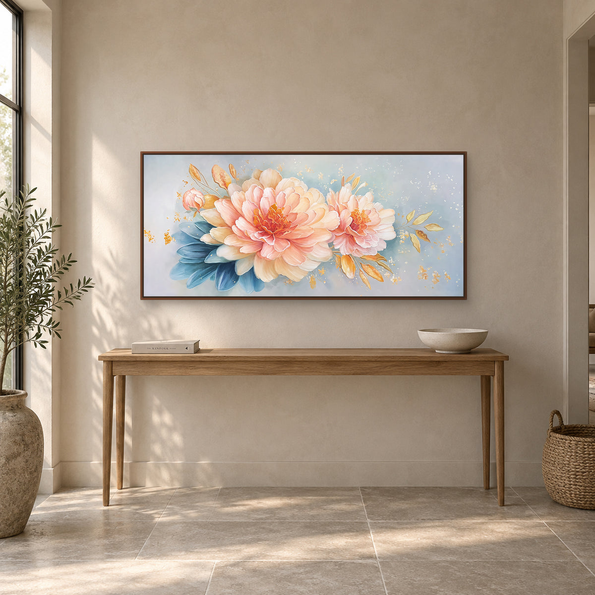 Pivoines roses et feuilles bleues dans un cadre flottant ton noyer, au-dessus d’une console d’entrée en bois aux pieds fins