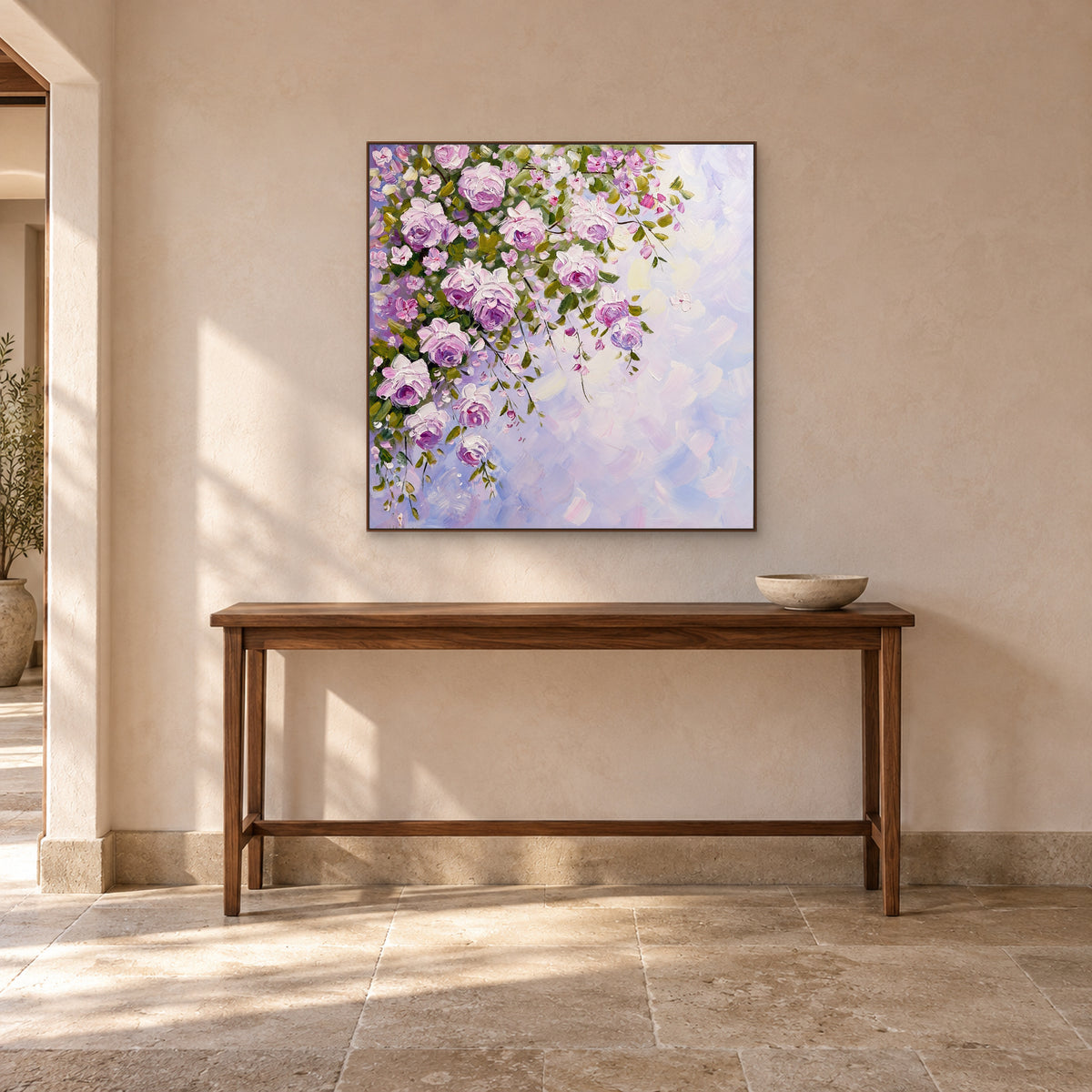 Tableau floral carré dans un cadre ton noyer, centré au-dessus d'une console étroite en bois