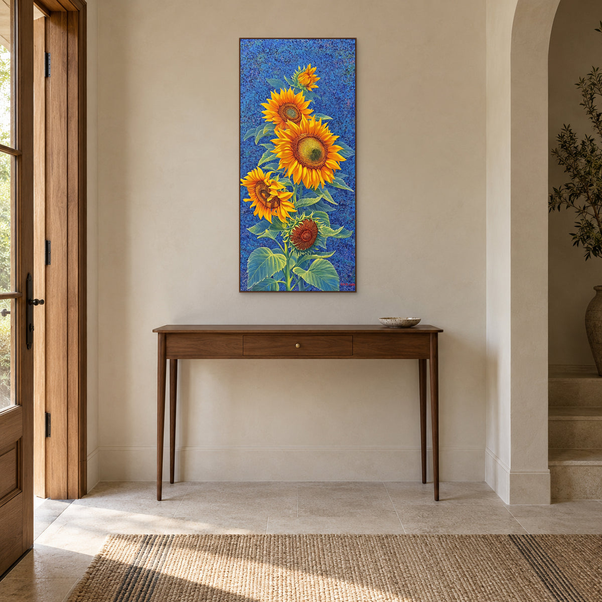 Tableau de tournesols dans un cadre ton noyer au-dessus d’une console fine, dans une entrée doucement éclairée