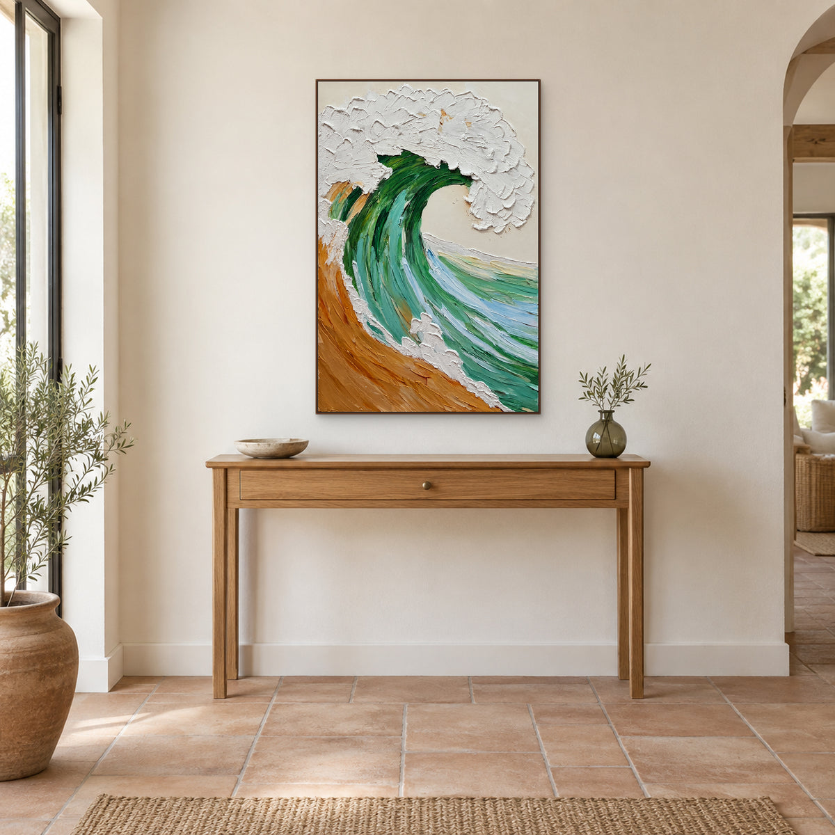 Tableau de vague émeraude dans un cadre ton noyer, aligné au-dessus d’une console d’entrée en bois