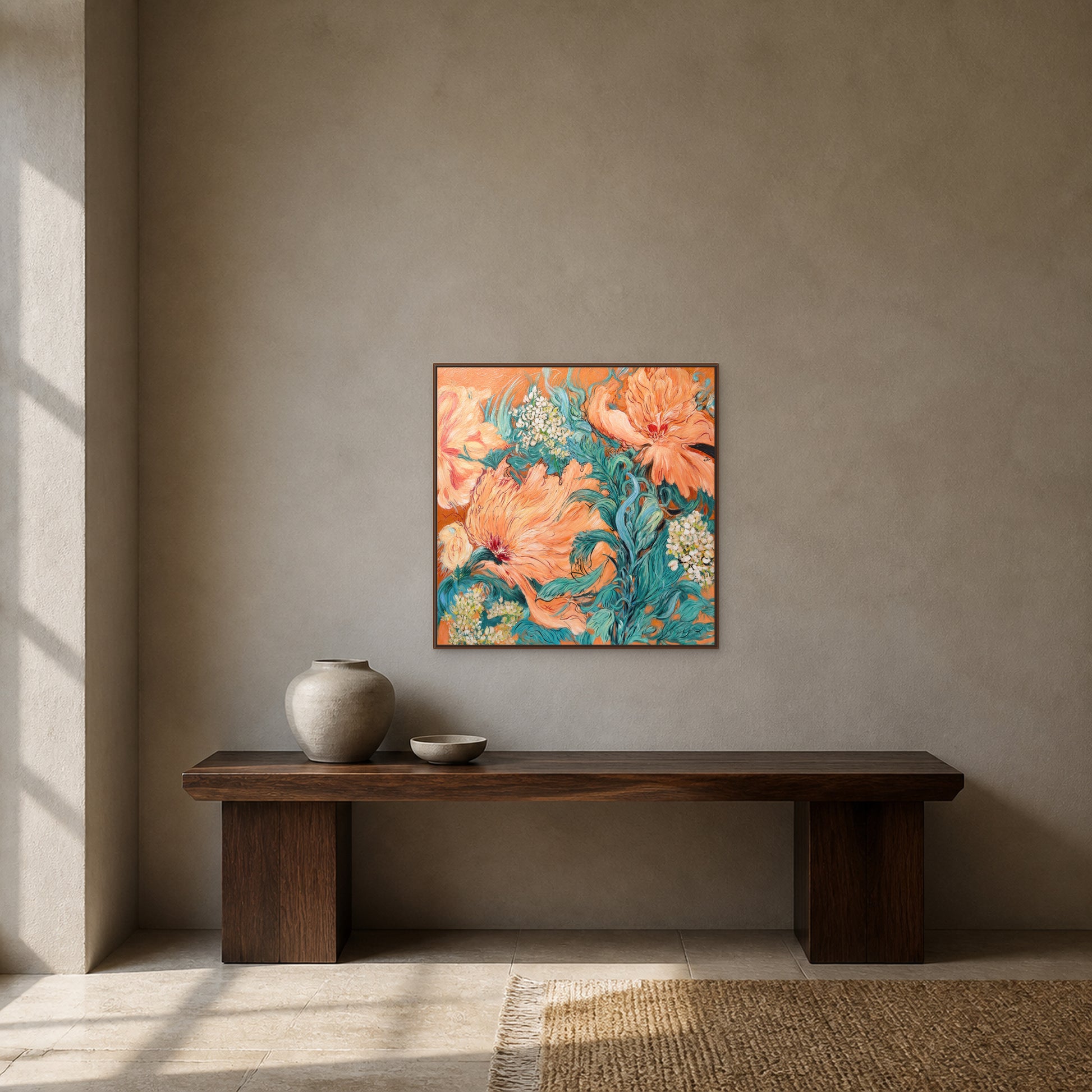 Jardin de pivoines corail dans un fin cadre flottant en noyer au-dessus d’une console foncée sur un mur d’entrée gris argile