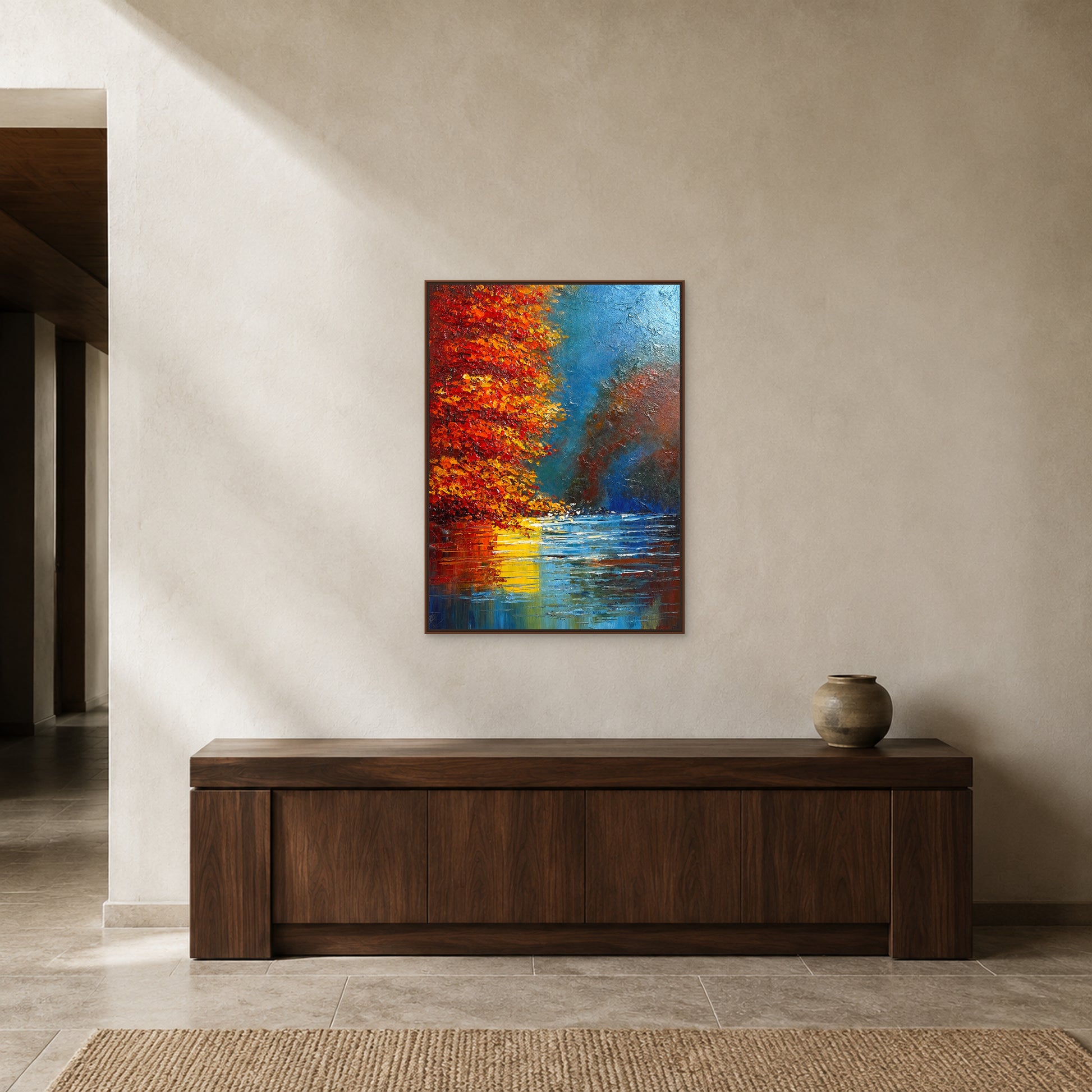 Tableau d’arbres rouges d’automne dans une fine caisse américaine noyer au-dessus d’une console d’entrée