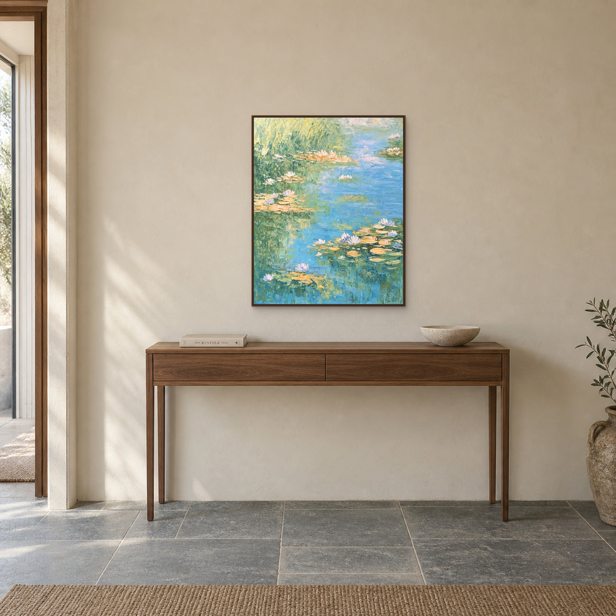Tableau de bassin aux nénuphars dans une caisse américaine aspect noyer au-dessus d’une fine console d’entrée
