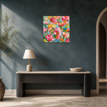 Abondance florale dans un fin cadre flottant en noyer au-dessus d’une console en chêne foncé sur un mur d’entrée bleu-vert profond
