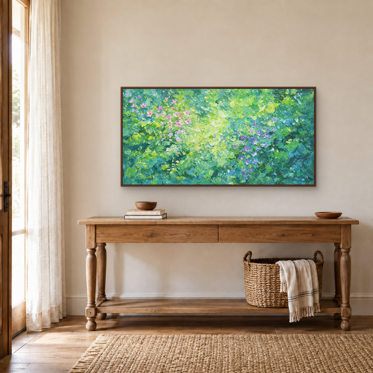 Panorama vert fleuri dans un cadre flottant ton noyer, au-dessus d’une console en bois à pieds tournés et d’un panier