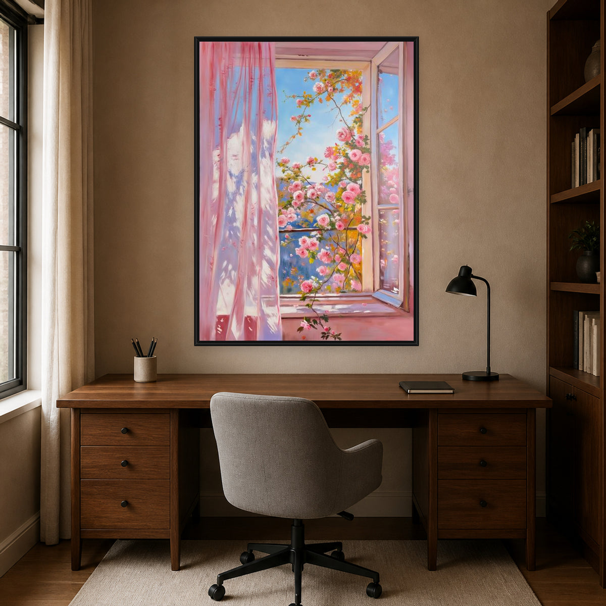 Tableau de fenêtre rose fleurie à cadre noir au-dessus d’un bureau en bois