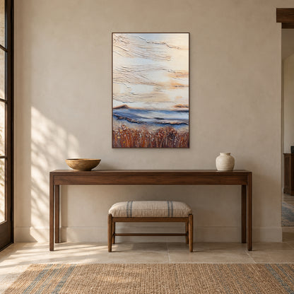 Abstrait bleu et ocre, cadre couleur noyer, au-dessus d’une console foncée avec coupe, vase et tabouret rayé