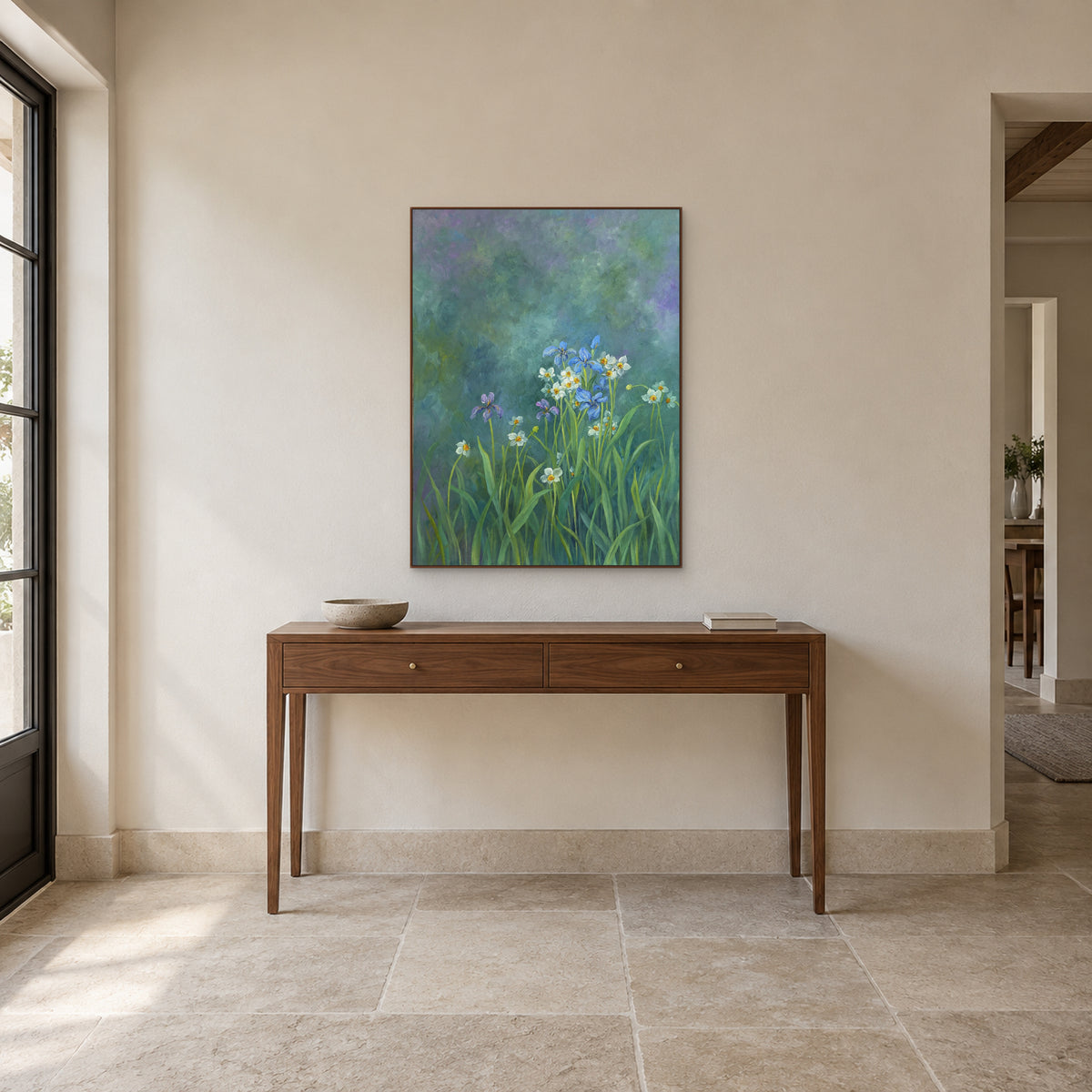 Iris paisibles dans un cadre flottant ton noyer, au-dessus d’une fine console d’entrée en bois