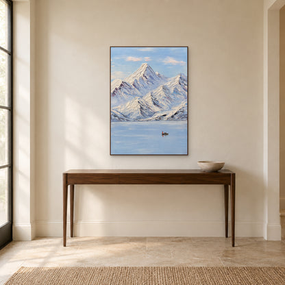 Tableau de sommets enneigés et de lac paisible dans un cadre flottant ton noyer au-dessus d’une console d’entrée