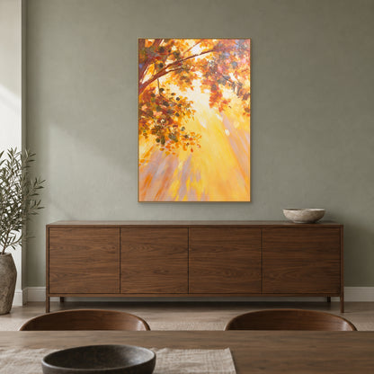 Tableau de feuillage doré dans un cadre flottant couleur champagne, au-dessus d’un buffet brun noyer dans une salle à manger.