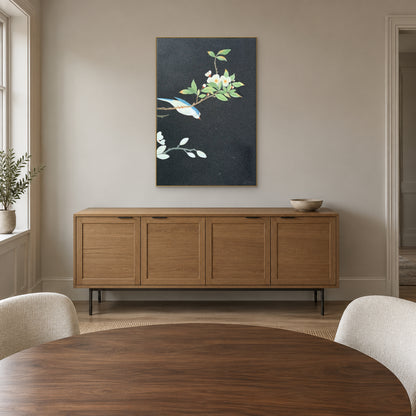 Tableau d’oiseau et de fleurs, cadre champagne au-dessus d’un buffet ton chêne, derrière une table ronde