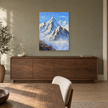 Tableau de montagnes enneigées, cadre champagne au-dessus d’un buffet en noyer