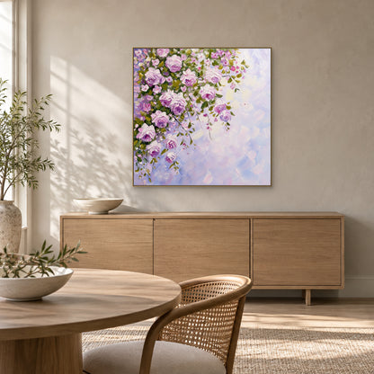 Tableau de roses mauves dans un cadre champagne au-dessus d'un buffet en chêne dans une salle à manger lumineuse