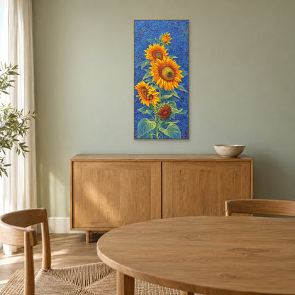 Tableau de tournesols dans un cadre champagne au-dessus d’un buffet en bois, sur un mur vert doux de salle à manger