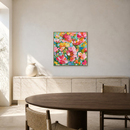 Abondance florale dans un fin cadre flottant champagne au-dessus d’un buffet bas en travertin clair dans une salle à manger lumineuse