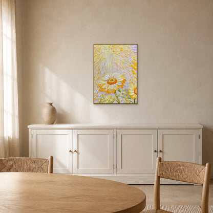 Tournesols dans la lumière dorée dans un fin cadre flottant champagne centré au-dessus d’un buffet en bois peint dans une salle à manger lumineuse