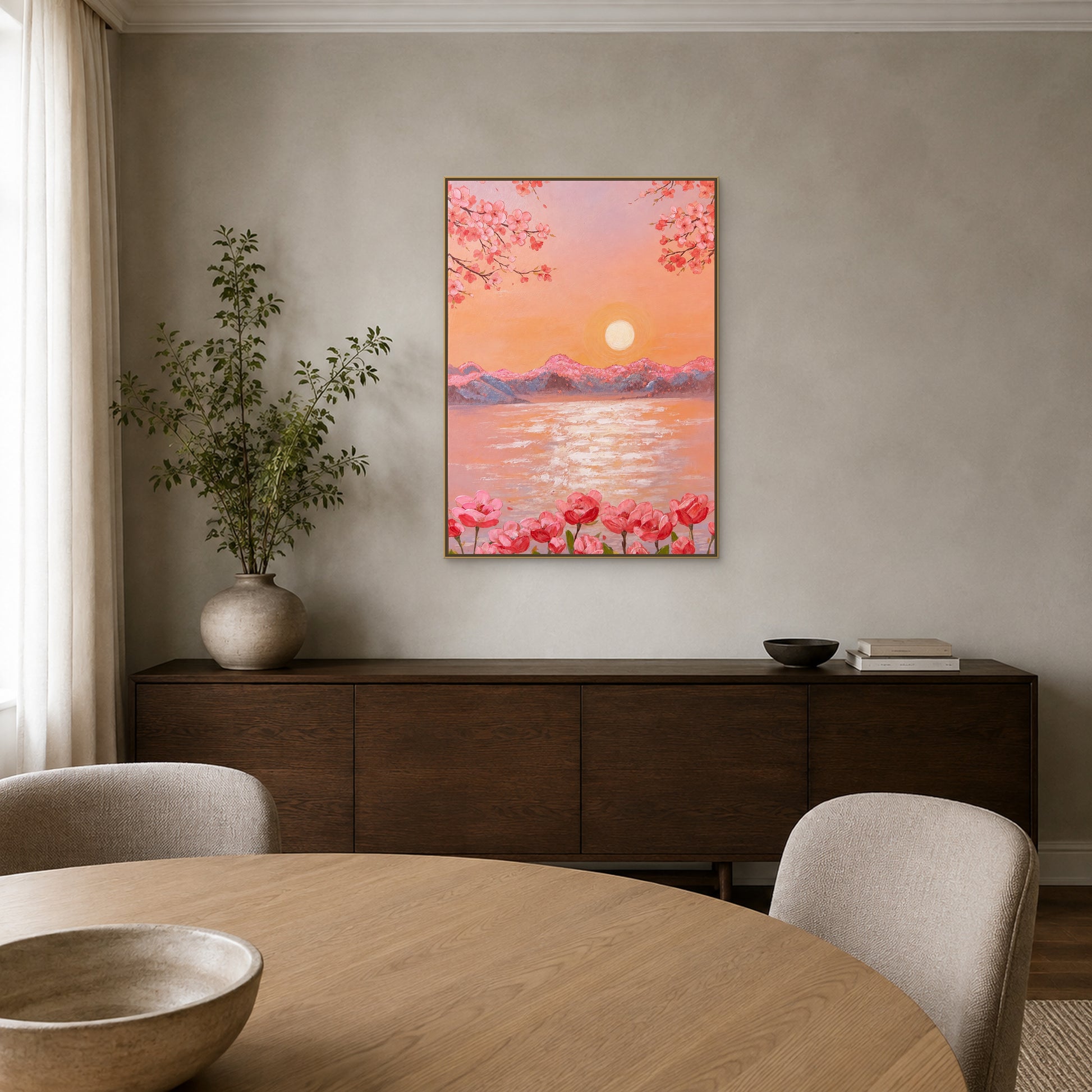 Lever de soleil aux fleurs de pêcher dans une fine caisse américaine champagne au-dessus d’un buffet de salle à manger en chêne foncé