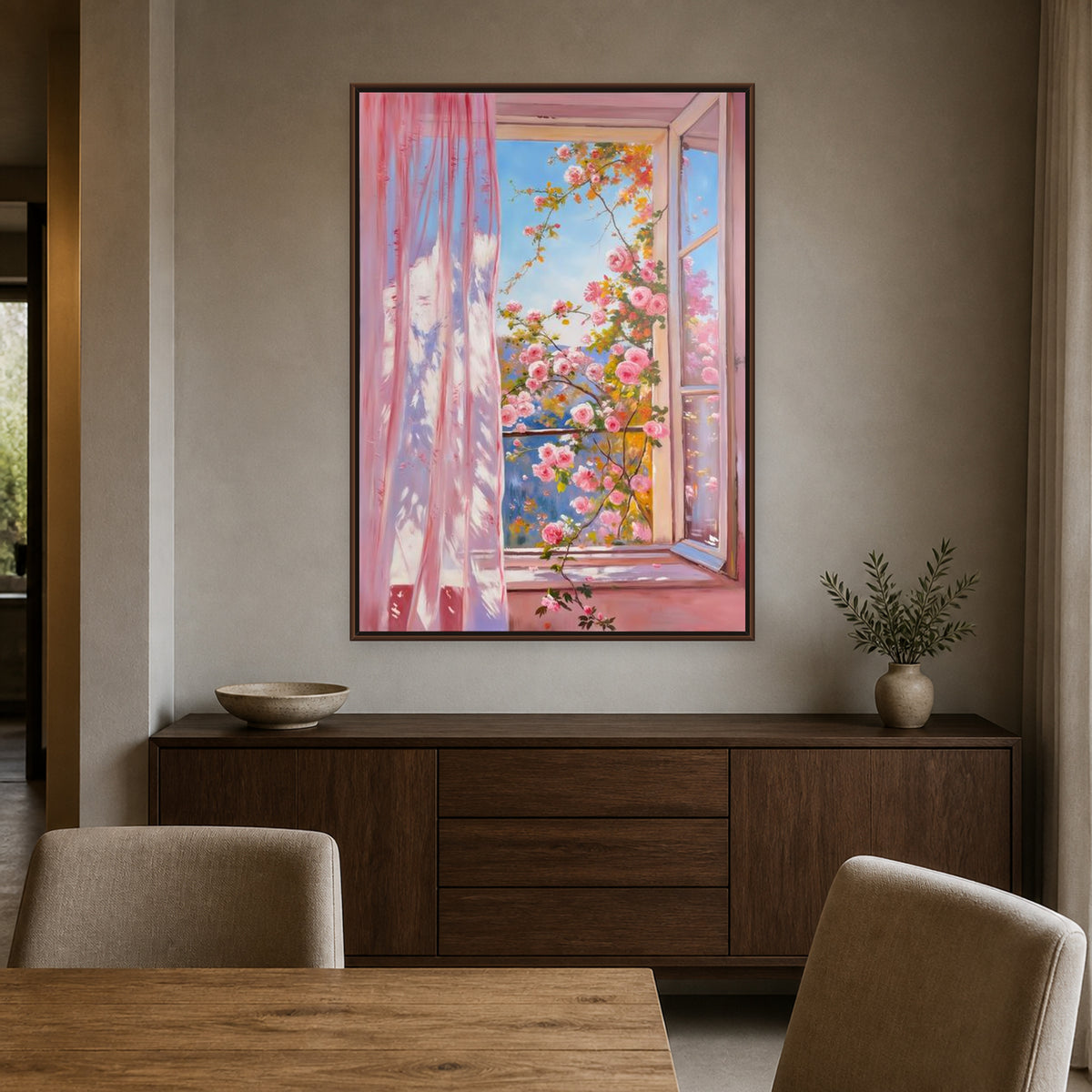 Tableau de fenêtre rose ouverte sur des roses dans une salle à manger aux meubles en bois