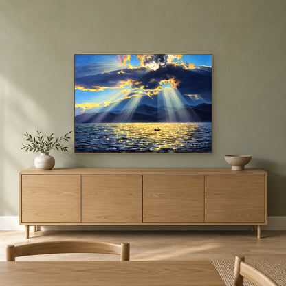 Tableau de lac bleu et or dans un cadre champagne, au-dessus d'un buffet en bois sur un mur vert sauge