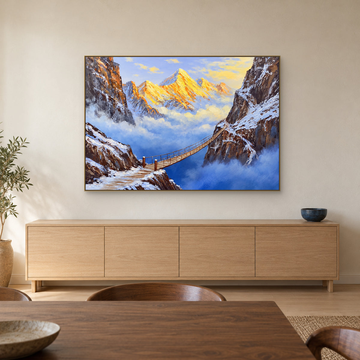 Tableau de canyon bleu et de montagne dorée dans un cadre champagne au-dessus d’un buffet en chêne clair